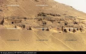 A área continua um foco de explorações, escavações e pesquisas arqueológicas até hoje. Localizada na margem ocidental do Rio Nilo, ao lado oposto da cidade de Tebas, no Antigo Egito.
