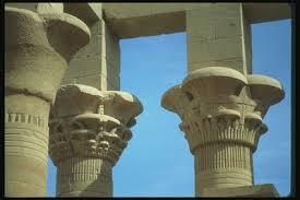 ELEMENTOS DA ARQUITETURA EGÍPCIA DO NOVO IMPÉRIO A arquitetura egípcia é caracterizada por maciços elementos de pedra paredes