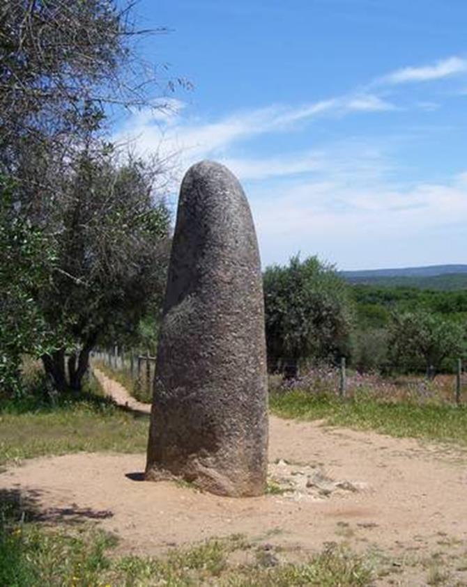 AS PEDRAS DAS ALDEIAS NEOLÍTICAS - MENIRES Menir de Almendres - Portugal As estruturas neolíticas decoram o espaço natural, utilizando eventualmente os seus materiais a terra batida, a argila, as