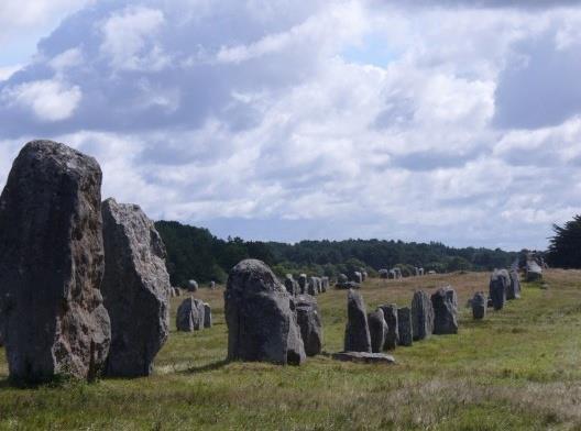 ALINHAMENTO MEGALÍTICO DE CARNAC O núcleo megalítico de Carnac, situado na comuna de Morbihan na Bretanha do Sul, é o mais antigo da Europa e o mais extenso do mundo.