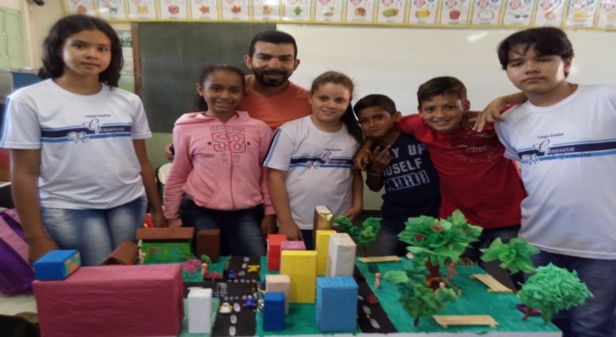 relacionados à disciplina desenvolveu juntamente com os alunos um projeto de construção de maquetes sobre as paisagens urbanas