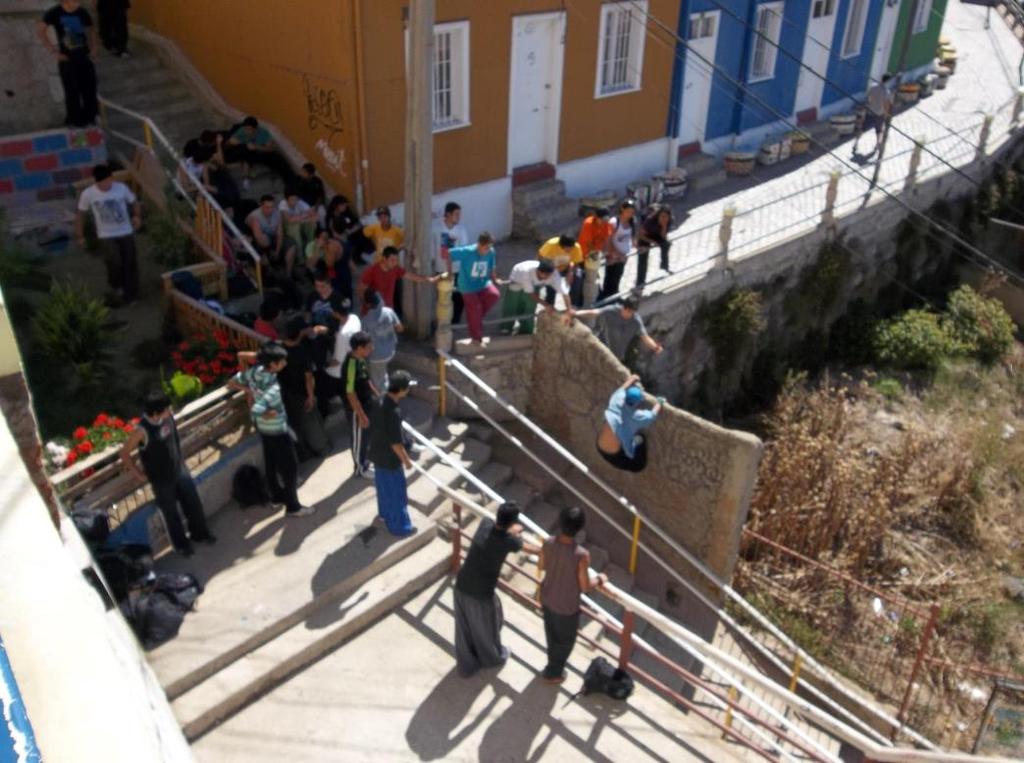 Uma experiencia que tive de vivencias a cidade. Durante 4 meses pratiquei a atividade Le Parkour em uma fábrica abandonada na periferia de Valparaiso.