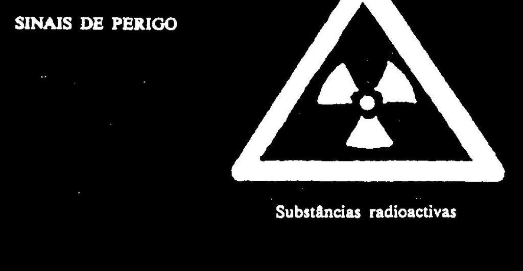 Não específica os níveis de radiação a partir dos quais o símbolo deve ser utilizado.