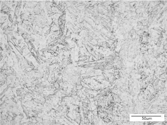 microestrutura do material no estado envelhecido a 552ºC por 4 horas é apresentada na Figura 1. Observa-se que a microestrutura é homogênea e apresenta morfologia tipicamente de martensita acicular.