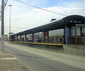 A Avenida Bento Gonçalves possui algumas estações com superfície de aço, tubos metálicos para apoio, plataforma baixa, embarque em desnível.