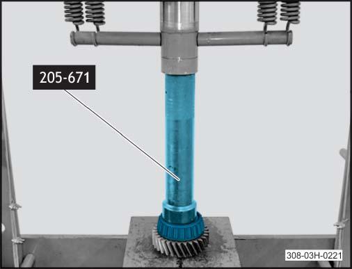 Posicione a árvore primária em uma prensa e instale o cone do rolamento utilizando a ferramenta especial 205-671.