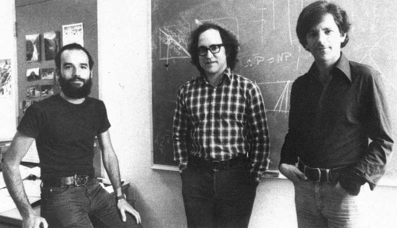RSA Ron Rivest, Adi Shamir, and Leonard Adleman publicaram o algoritmo pela primera vez em 1978.