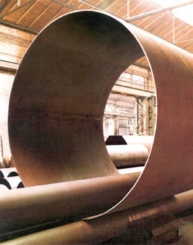 SISTEMAS DE ABASTECIMENTO E DISTRIBUIÇÃO DE ÁGUA Tubagens / Aço Aço \ Tubagens Características: As tubagens de aço podem ser dimensionadas com várias espessuras e são normalmente utilizadas para