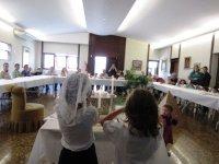 Uma belíssima encenação do Seder de Pessach repleta de música, dramatização e cenário artístico en Sentados em volta das mesas Fotos.