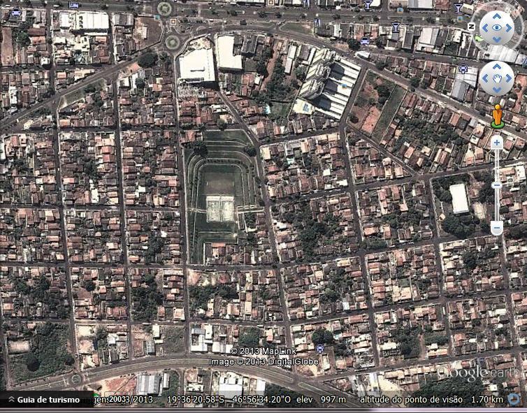 Fonte: Google earth 2013 Nas duas fotos acima é possível verificar novamente a disparidade de conservação de áreas de preservação permanente na cidade de Araxá MG.