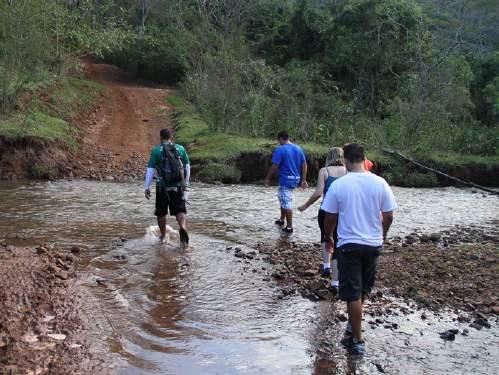 5 A trilha inicia a partir da base, descendo sentido rio Pinheirinho.