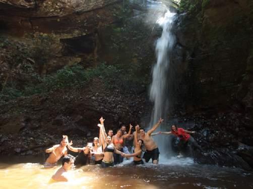 Chegando à Cachoeira Cristal, os participantes são brindados com um salão natural belíssimo.