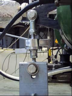 A determinação do torque gerado pelo motor a combustão é feito com ajuda de uma célula de carga de marca HBM modelo U2A 200, que mede a força aplicada sob ela.