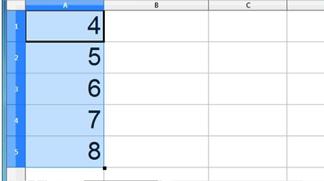 No BrOffice Calc, quando o usuário seleciona dois valores numéricos e arrasta a alça de preechimento, o programa verifica a diferença entre os valores e realiza uma progressão