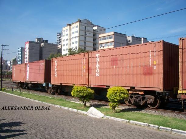 CARGAS URBANAS E FERROVIAS: Áreas urbanas: geram alta demanda de mercadorias; Volume elevado, que poderia vir de trem Antes vinham em caminhões, hoje em VUCs Como conciliá-las?
