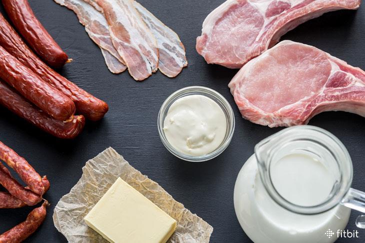 Exemplos de alimentos com gorduras saturadas são: Carne gorda Cordeiro, Carne de porco, Frango com pele, Gordura de carne bovina (sebo), Banha de porco Manteiga, Queijo e outros produtos lácteos