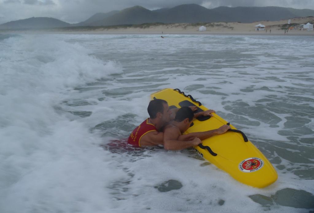 36 5.2. Resgate na zona de surfe Durante resgates na zona de surfe, o guarda-vidas deve manter sua atenção no comportamento do mar e aproximação das ondas enquanto realização a abordagem da vítima.