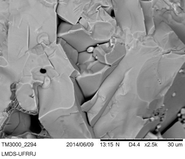 A análise das imagens permite identificar uma formação de grãos justapostos na amostra de Y-123 via acetato, grãos muito próximos e com