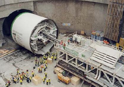 TBM Utilizam a máquina chamada tuneladora, ou como é chamada no Brazil, Tatuzão. A sigla TBM vem da língua inglesa, sendo Tunneling Boring Machine.