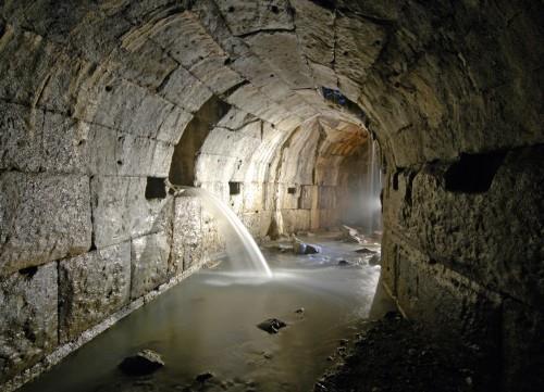 Os romanos construíram inúmeros túneis no império, a intenção deles era realizar obras duráveis por séculos, um exemplo disso foi
