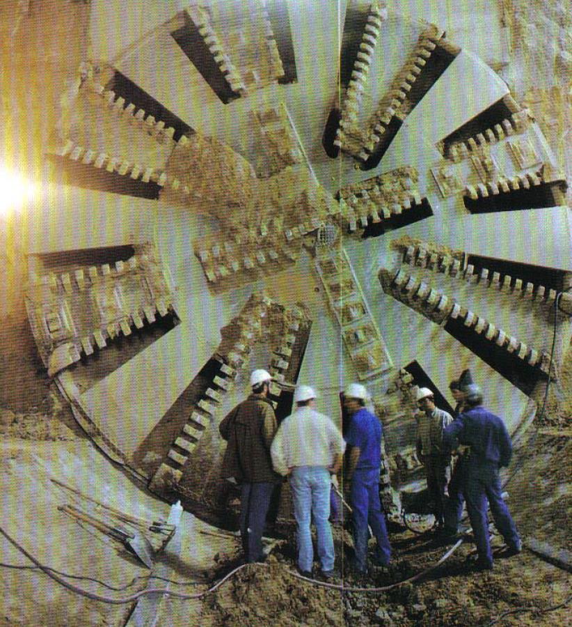 A utilização dos anéis prémoldados de concreto para revestimento de túneis no Brasil teve início na década de 70, na construção da linha 1 - Azul do Metrô de SP.