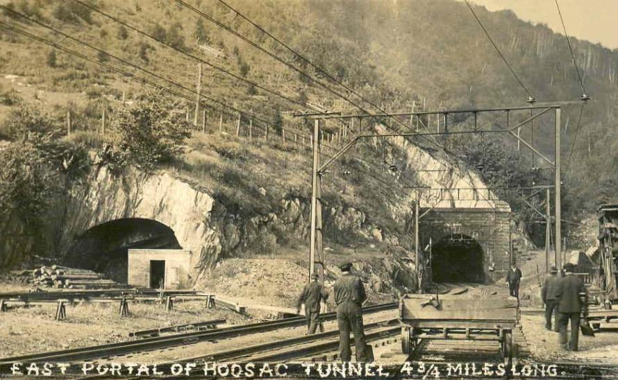 As técnicas de escavação de tuneis evoluíram, iniciando pelos primórdios da civilização, quando o túnel era construído por 34 operários que esculpiam o maciço