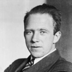 Werner Heisenberg (1926): princípio da incerteza: propriedade fundamental da natureza.