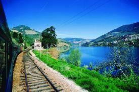 Dia 6 - O Douro Histórico cont. Chegada a Peso da Régua e caminhada curta para a estação para embarcar no Combóio Histórico do Douro*.