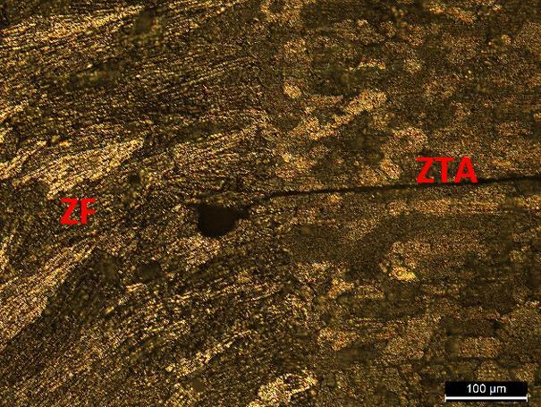 (a) (b) Figura 44- Microestrutura das juntas de LBW. É visível elevada porosidade apresentada como zonas pretas na ZF.