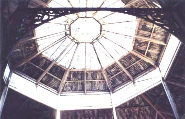 O arcabouço central metálico do Mercado é composto pela coberta de vidro com sistema de lanternins, a qual é sustentada por 28 perfis metálicos de seção I que descarregam seus esforços sobre as