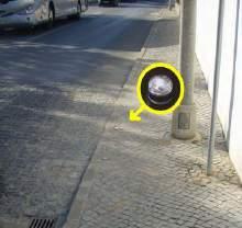 Parada As luminárias de piso instalados de forma alternada