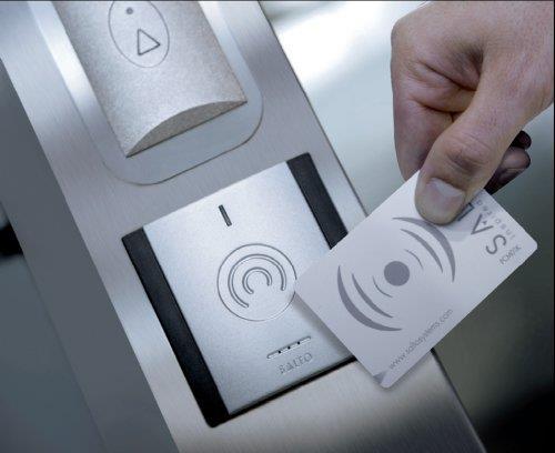 magnética sendo que os custos de manutenção são inferiores 25% comparando com os custos que qualquer outra solução (Assa Abloy, 2015) Figura 17 Sistema de Controlo de Acessos RFId Na década passada,