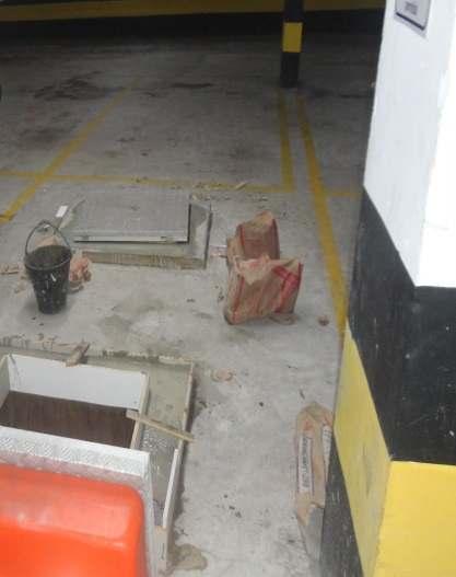 tampas das cisternas e sinalizou o piso neste local na garagem térreo, a