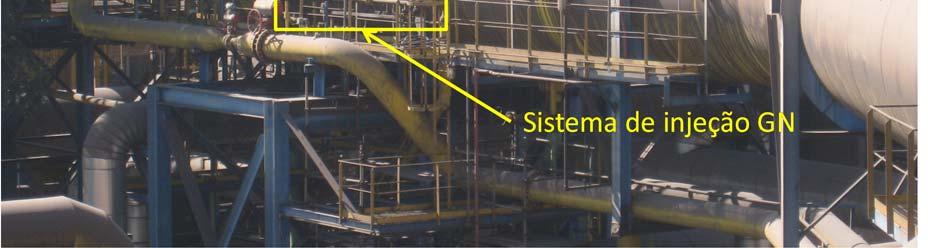 Na figura 4 é mostrada uma foto da misturada esquerda com destaque para o sistema de injeção de gás natural.