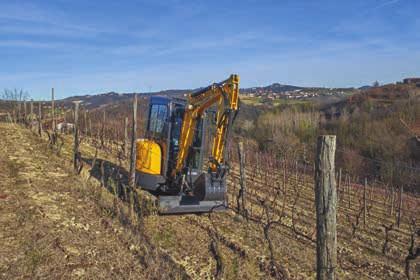 04 APLICAÇÕES A ferramenta certa para cada trabaho. A gama da New Hoand Construction permite utiizar uma variedade de acessórios especiaizados e específicos numa vasta gama de apicações agrícoas.