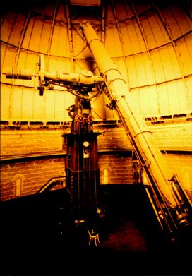 Maior refrator construído: Yerkes (1896) 40 = 1 m de diâmetro A construção deste telescópio se revelou ser o limite da tecnologia dos refratores: o par de