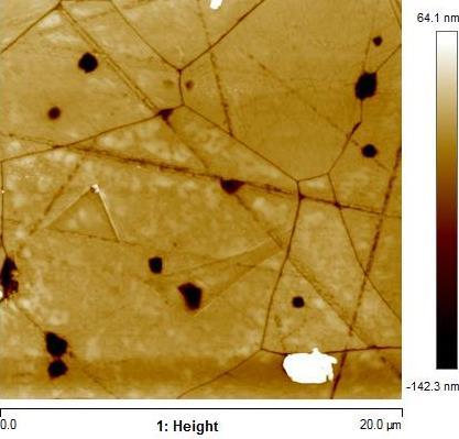 A Figura 18 mostram que na região analisada o tamanho de grãos varia de 3 a 10 µm e possuem regiões com alto relevo com até 200 nm.