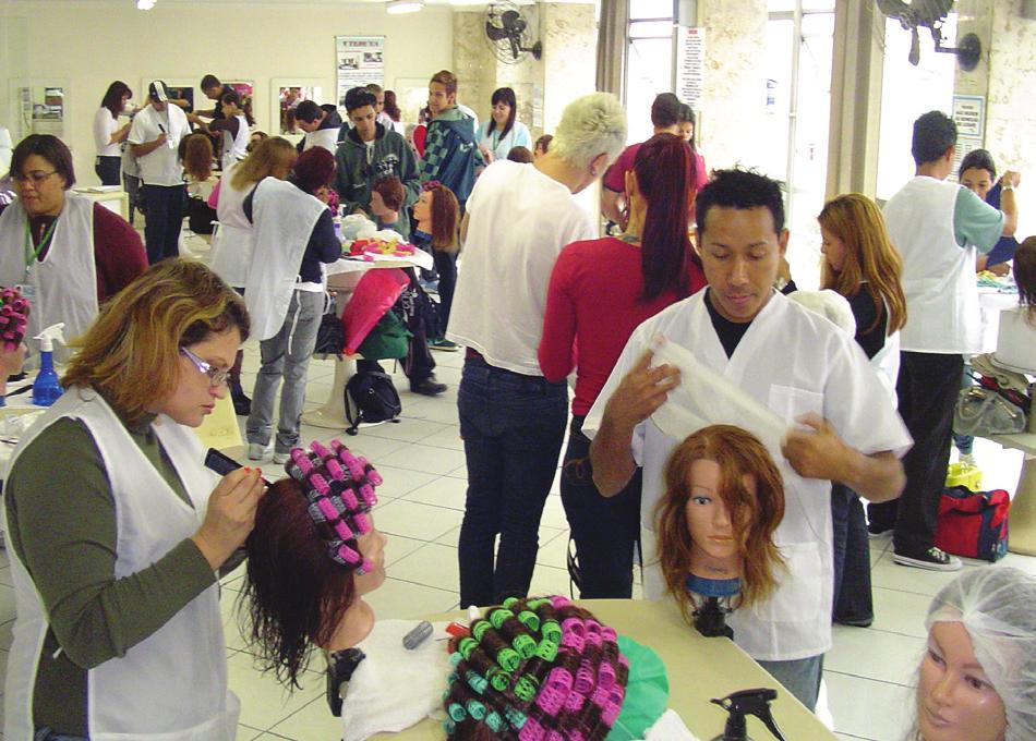 Nei Santos (óculos) e José Silva Salões de Beleza que necessitem contratar cabeleireiros, maquiadores,
