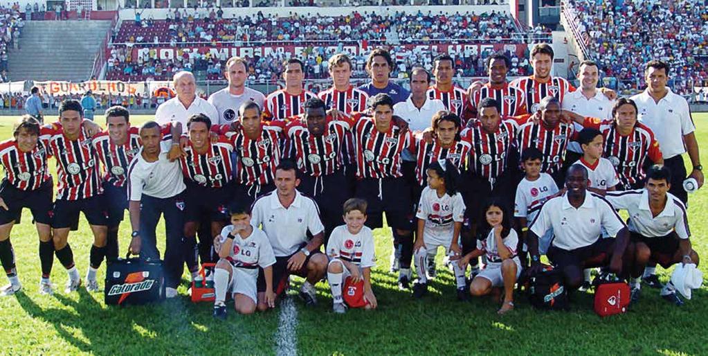 03.ABR.2005 SÃO PAULO X SANTOS CAMPEÃO PAULISTA PEDRO SANTILLI (AUXILIAR TÉCNICO), ROGÉRIO CENI, DANILO, LUGANO, BOSCO, SÉRGIO ROCHA (PREP. FÍSICO), EDCARLOS, FABÃO, ALEX BRUNO, FERNANDO LEÃO (PREP.