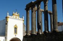 Viagem em direção ao Alentejo, região conhecida pelas suas vastas planícies, tradições bem preservadas e gastronomia única.