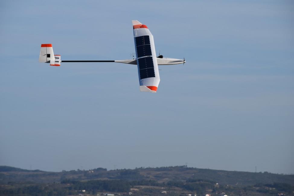 UAV solar Objetivo Desenvolver uma aeronave