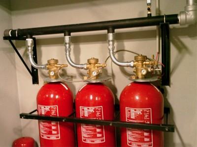 9 Os locais de armazenagem dos produtos extintores gasosos, destinados a alimentar as instalações fixas de