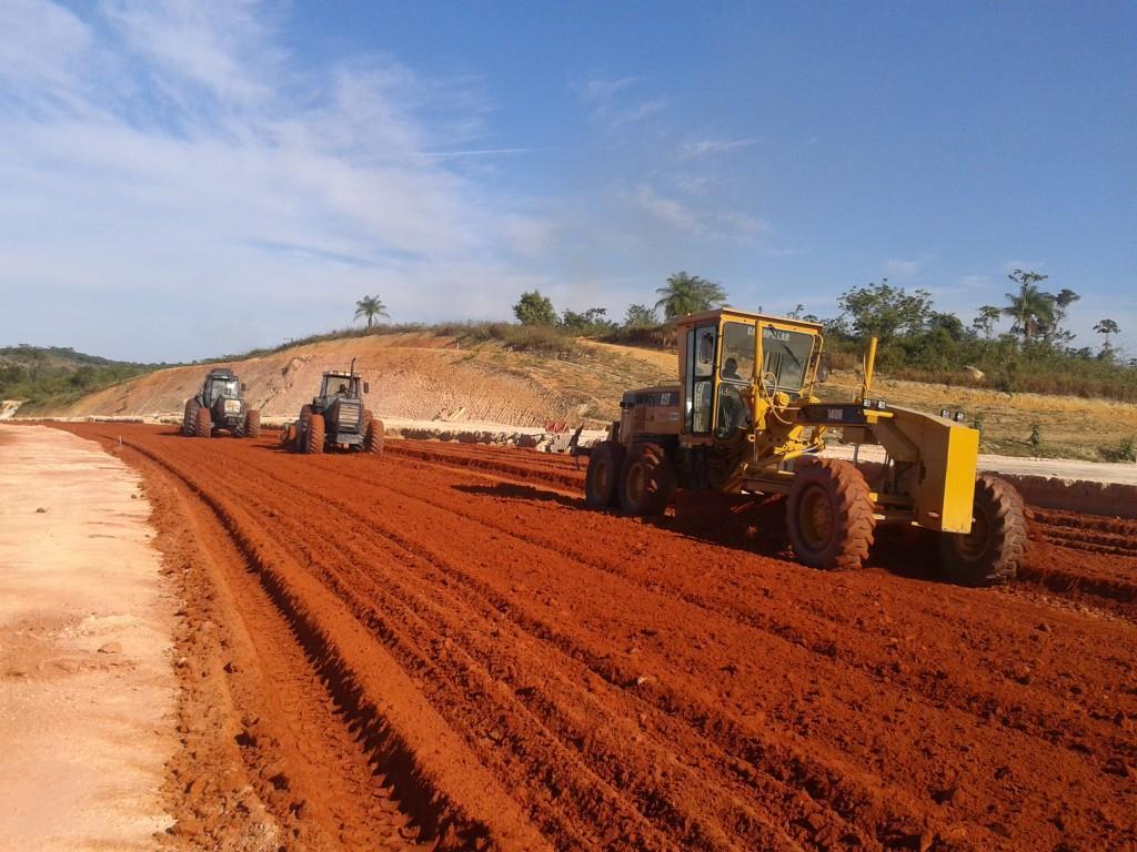 24 Figura 6 - Visão geral do processo de terraplenagem Fonte: http://pedreirao.com.br/terraplenagem-e-pavimentacao/etapas-de-terraplenagem-paraasfalto-passo-a-passo/ 2.1.