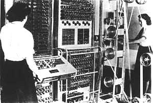 1943 Colossus Construído pelos Ingleses durante a 2a. Guerra. 1946 ENIAC (Eletronic Numerical Integrator And Computer) Construído pelos americanos John Mauchly e John Eckart Jr.