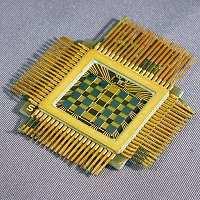 DRAM A memória principal é implementada tipicamente, em uma, tecnologia de semicondutores.