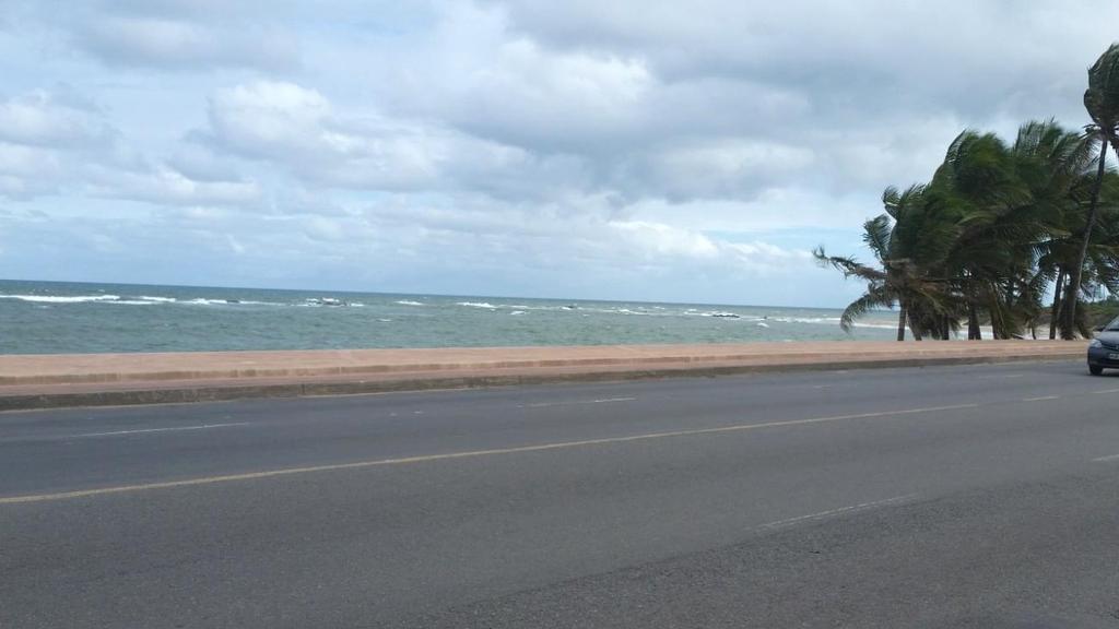 7.7. Passeio da orla entre as praias de Itapuã e Placafor - Salvador / BA Figura 15: Inexistência de gradil de proteção aos transeuntes 8.