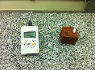 equipamento de medição KD2- Pro - Thermal Properties Analyzer, disponível no LMF NTI/ UFRN, o qual possui um sensor SH-1 (agulhas térmicas duplas) que serve para capturar os valores após 2 minutos de