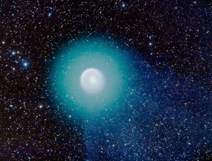 A medida que os cometas se aproximam do Sol, a radiação solar faz com que os materiais mais voláteis do cometa se evaporem, sendo ejetados do núcleo.