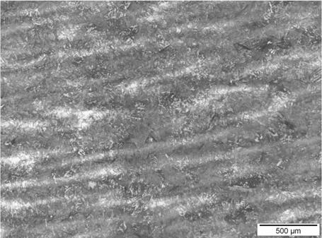 ISSN 1516-392X a) b) Figura 6. Microestrutura das barras forjadas sem prévio tratamento térmico de homogeneização 50X de aumento. a) Aço DIN 1.2711 e b) Novo aço. a) b) Figura 7.