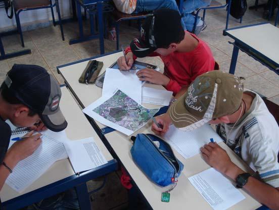 se de materiais didáticos como atlas e também de textos complementares no caderno do aluno, tais como mapas e gráficos.